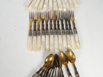 Suite de couverts à dessert en métal doré et manche en nacre.