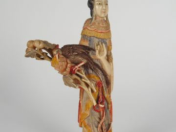 Sujet en ivoire polychrome représentant une femme au bouquet de pivoin