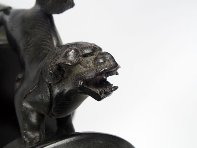 Paire de vases en bronze à patine brune sur leurs socles tripodes, à d