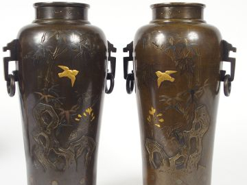 Paire de vases à anses en bronze de patine médaille et rehauts de méta