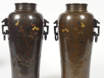 Paire de vases à anses en bronze de patine médaille et rehauts de méta