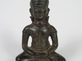 Vente aux enchères Divinité en bronze patiné. H. 11,5 cm Copie dans le style khmer. XXe s