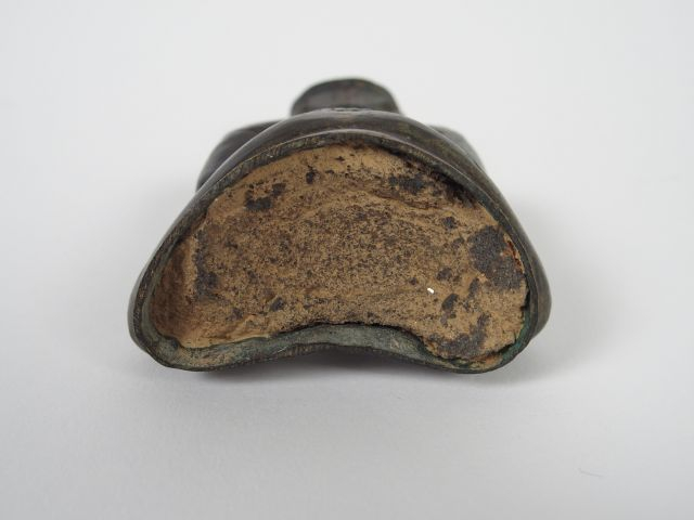 Divinité en bronze patiné. H. 11,5 cm Copie dans le style khmer. XXe s