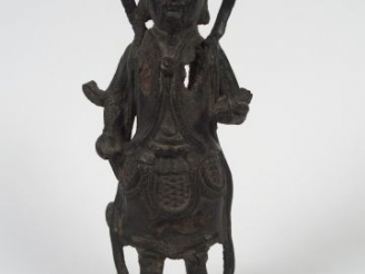 Vente aux enchères Sujet en bronze à patine brune représentant une divinité du Tao . Chin