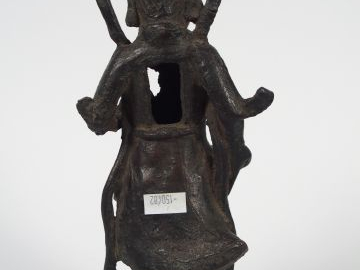 Sujet en bronze à patine brune représentant une divinité du Tao . Chin