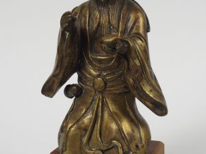 Vente aux enchères Sujet en bronze patiné, représentant Shoulao tenant la pêche de longév