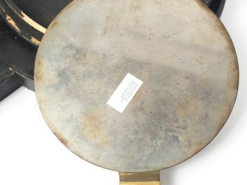 Miroir  à main circulaire en bronze patiné à décor en léger relief de 