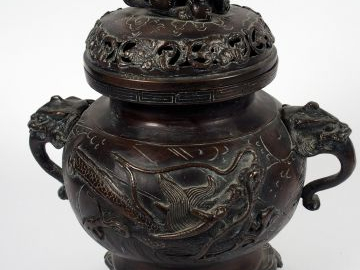 Brule parfum en bronze de patine brune, à décor en relief de dragons, 
