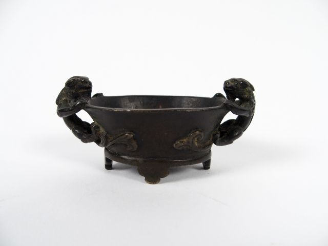 Petite coupe ovale sur quatre pieds, en bronze à patine brune, deux ch