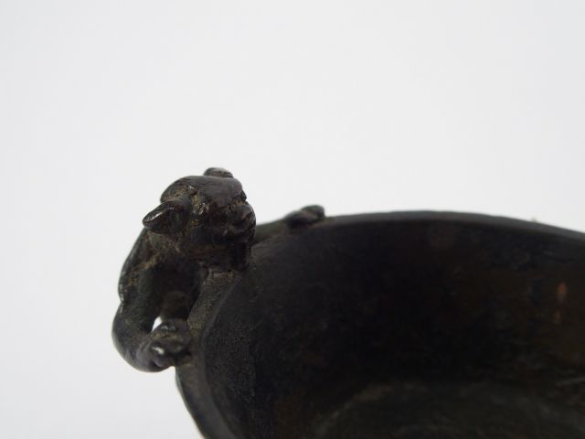 Petite coupe ovale sur quatre pieds, en bronze à patine brune, deux ch