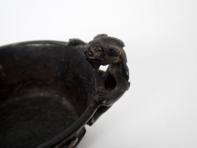 Petite coupe ovale sur quatre pieds, en bronze à patine brune, deux ch