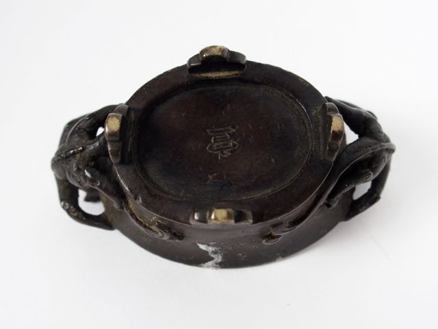 Petite coupe ovale sur quatre pieds, en bronze à patine brune, deux ch