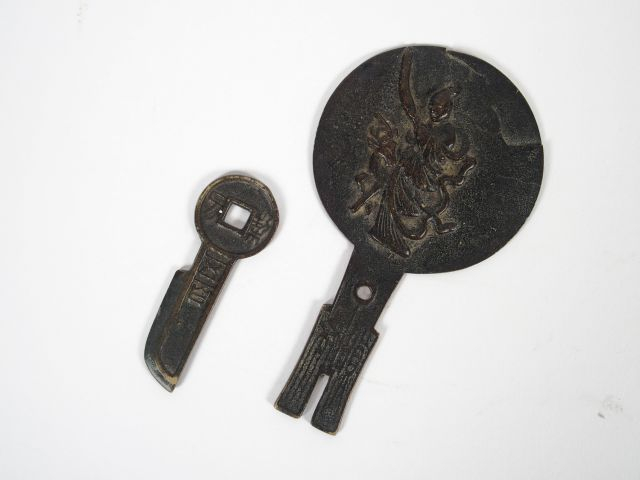 Deux monnaies votives en bronze à patine brune, l’une ornée de Shoulao