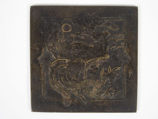 Miroir rectangulaire en bronze, à patine brune à décor d'un paon dans 