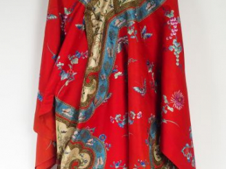 Vente aux enchères Robe de femme en soie rouge brodée en polychromie de papillons et fleu