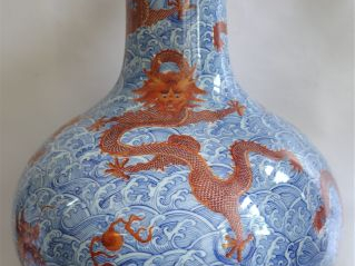 Vase bouteille tianqiuping en porcelaine à décor émaillé en corail sur
