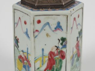 Petit vase hexagonal couvert, en porcelaine et émaux de la famille ros