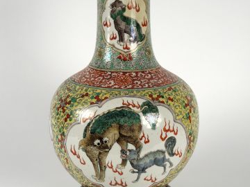 Vase à long col et panse sphérique en porcelaine polychrome, à décor d