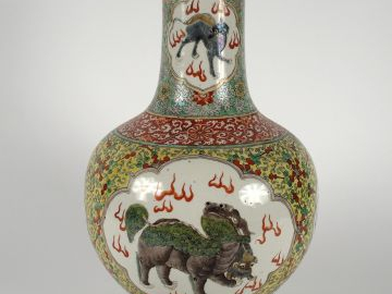 Vase à long col et panse sphérique en porcelaine polychrome, à décor d