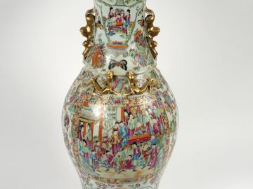 Important vase en porcelaine et émaux de la famille rose, à décor de s