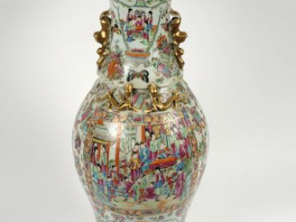 Vente aux enchères Important vase en porcelaine et émaux de la famille rose, à décor de s