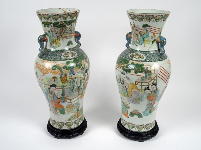 Paire de vases en porcelaine et émaux de style famille verte, à décor 