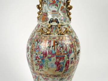 Vase de forme balustre en porcelaine de Canton, à décor polychrome de 