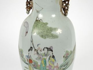 Vente aux enchères Vase en porcelaine à décor de jeunes femmes dans un jardin sur une fac
