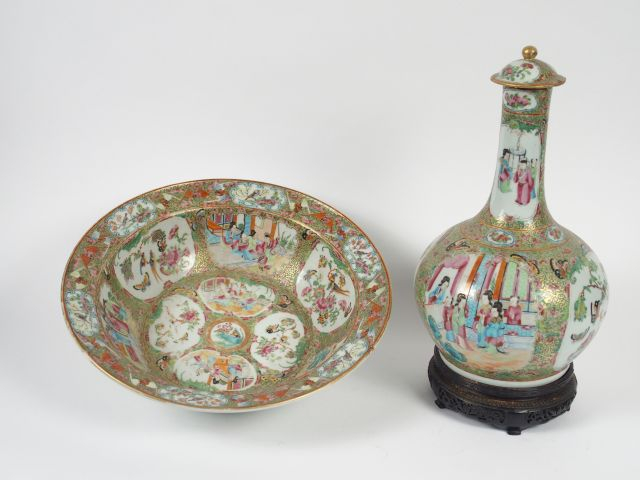 Vase bouteille couvert et son bassin, en porcelaine de Canton polychro