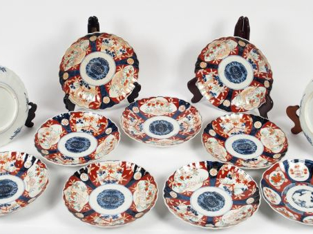 Suite de 11 assiettes en porcelaine d'Imari à décor de fleurs stylisée