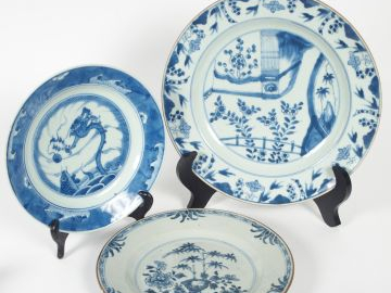 3 différentes assiettes en porcelaine bleu-blanc, à décor d’arbres et 