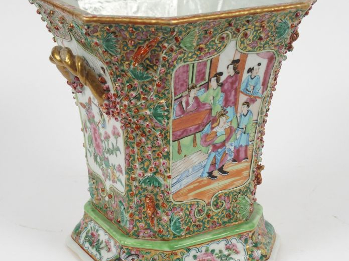 Vase octogonal évasé en porcelaine de Canton à décor de personnages da