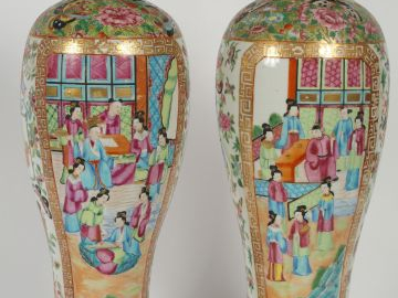 Paire de vases couverts en porcelaine de Canton, décor polychrome de s