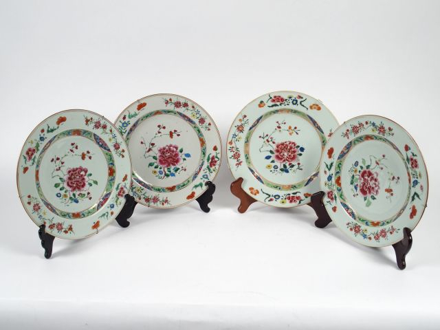 Suite de quatre assiettes en porcelaine de la famille rose, à décor de
