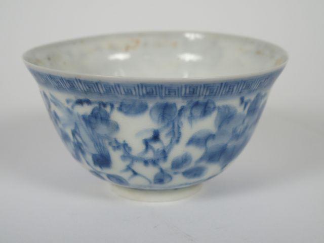 Bol en porcelaine bleu-blanc à décor de fleurs et d'un paysage.  Chine