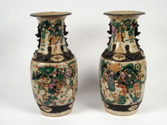 Vente aux enchères Paire de vases en grès de Nankin à décor polychrome sur fond craquelé 