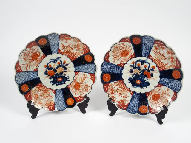 Paire de plats polylobés en porcelaine d'Imari à décor de jardinière f