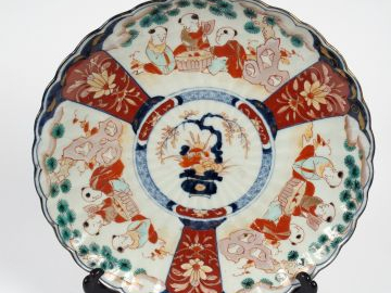 Plat polylobé en porcelaine d'Imari, à décor dans des réserves d’enfan