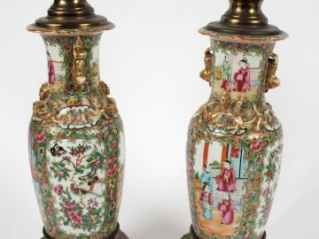 Paire de vases en porcelaine de Canton montés en lampe, décor de perso