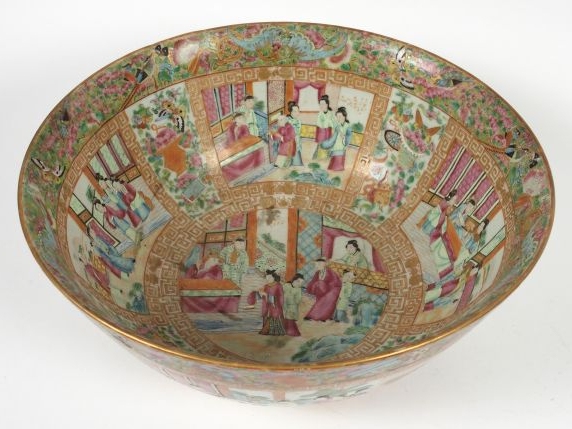 Bassin en porcelaine de Canton à décor dans des réserves de personnage