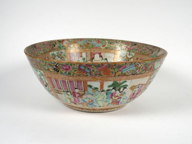 Bassin en porcelaine de Canton à décor dans des réserves de personnage