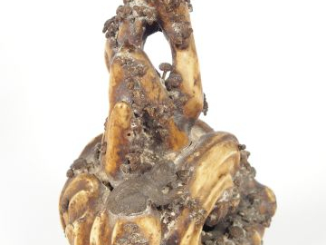 Okimono en ivoire d’éléphant sculpté figurant un rocher d’où émerge un