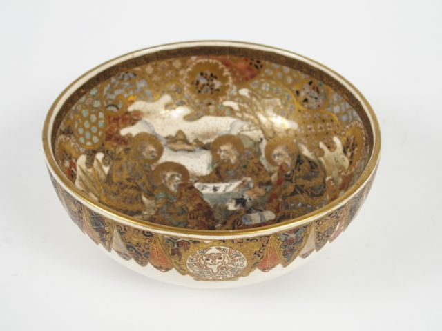 Bol en grès de satsuma à décor de Rakan dans un paysage, le revers orn