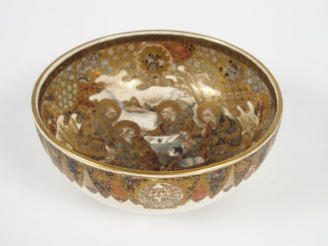 Vente aux enchères Bol en grès de satsuma à décor de Rakan dans un paysage, le revers orn