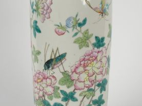 Vase rouleau en porcelaine à décor polychrome de fleurs et d'insectes,