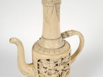Verseuse à long col, en ivoire d’éléphant sculpté, orné en relief de d