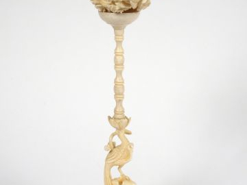 Boule de Canton en ivoire d’éléphant sculpté, sur son socle à décor de