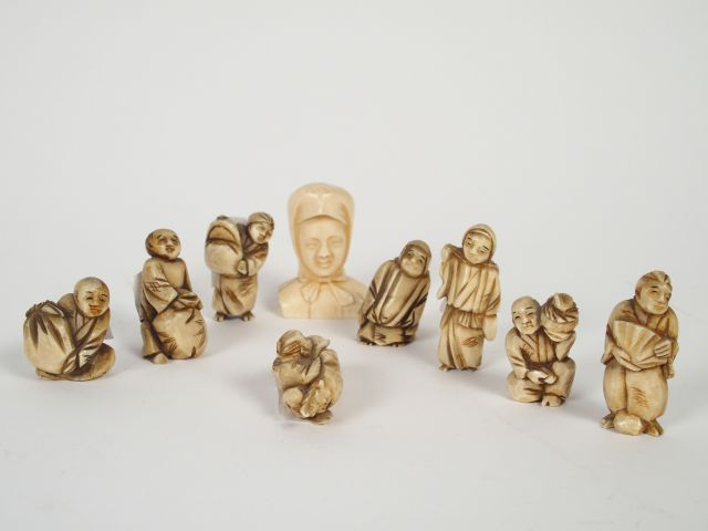 Lot de huit netsuke en ivoire d’éléphant sculpté de différents personn