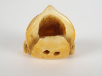 Netsuké en ivoire d’éléphant sculpté figurant un visage de Daikoku, un