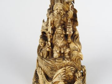 Groupe en ivoire sculpté 'personnages dans une embarcation en forme d'